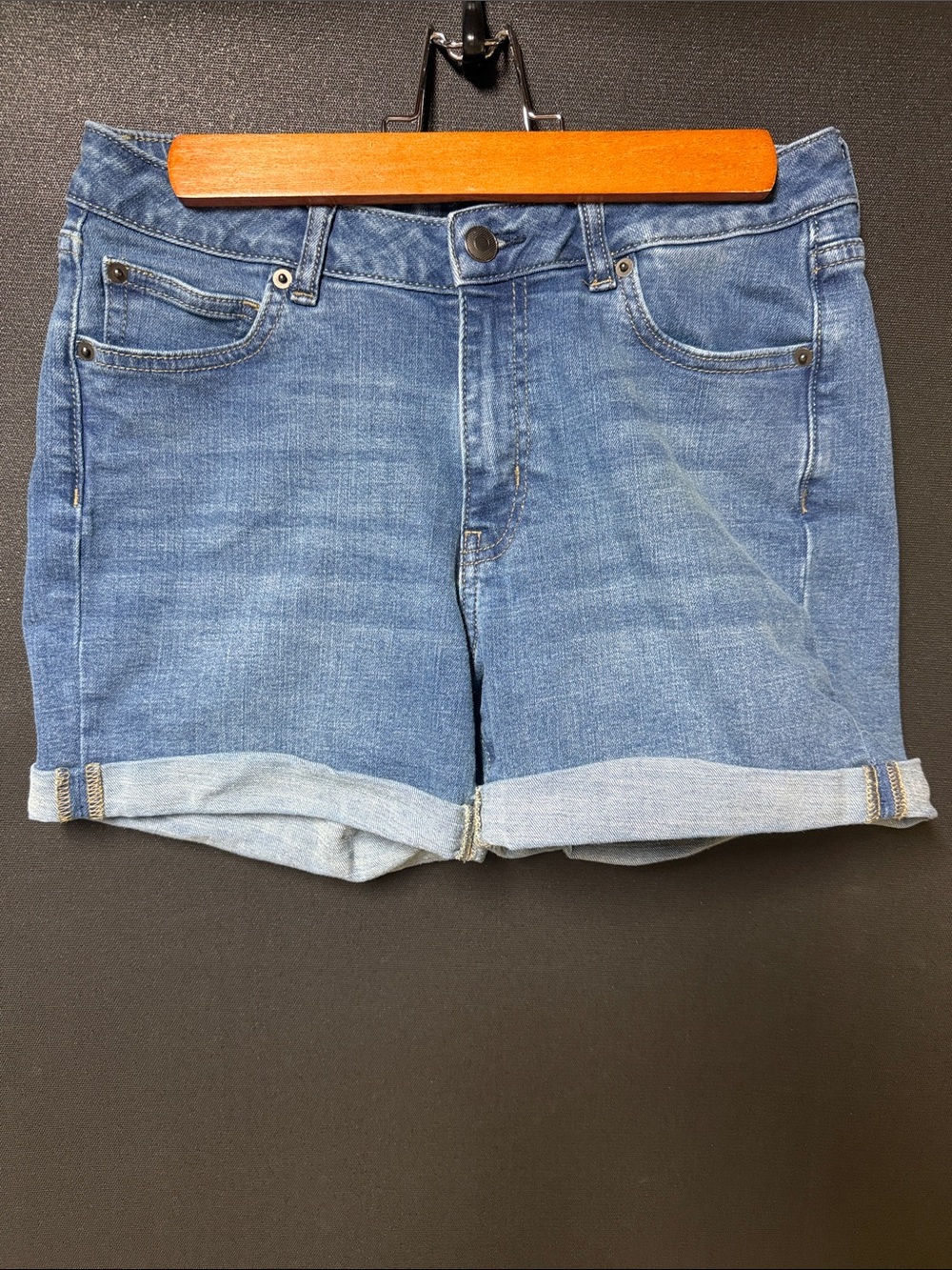 Amazon Essentials Women's Mid-Rise Rolled Hem Jean Shorts - Blue Wash